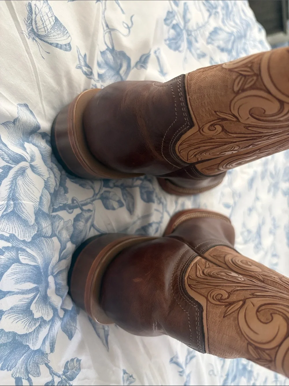 Women’s Brand New Ariat Belt & Ariat Tri Star Boots - Size 7